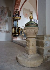 Pribylina-skanzen-kostel-křtitelnice-FG-215x300